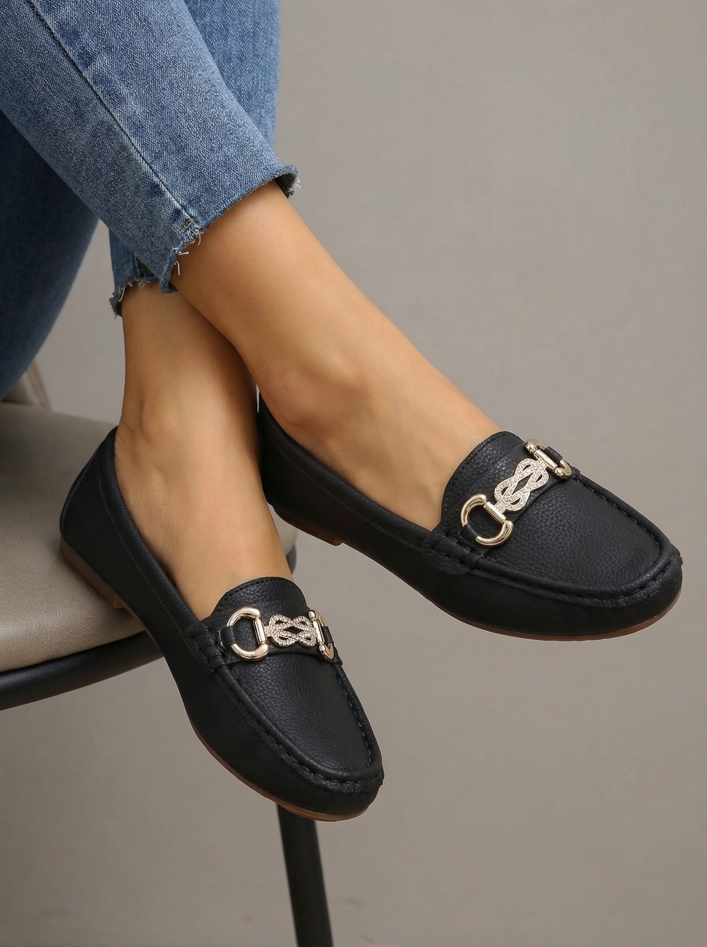 Aura – Loafer con Catena e Suola Flessibile